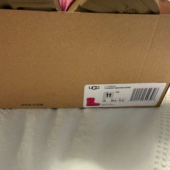 Girls UGGS SIZE 11 - Picture 3 of 7